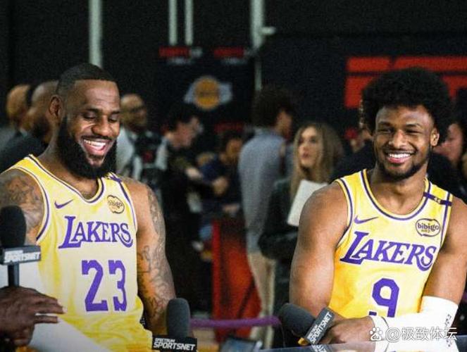 还有2天媒体日！美媒晒湖人最新15人完整阵容图：他们能走多远？