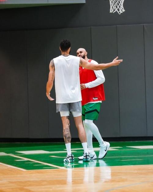 怀特谈塔图姆训练视频：当时我就在场 他看起来状态很不错