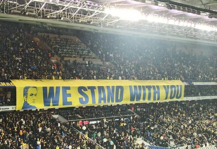 球迷鼓掌致敬!穆帅:感谢,他们属于我的历史我也属于他们的历史