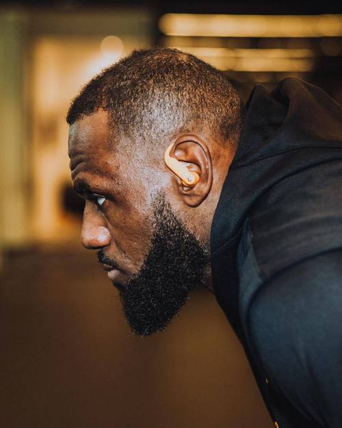 詹姆斯晒20张照片开启生涯第23赛季:荣耀时刻 尽情享受🙏🏾