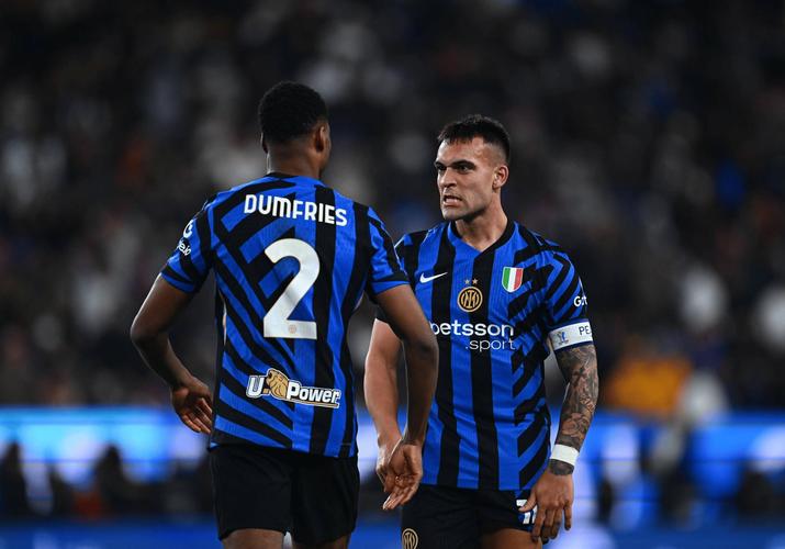 邓弗里斯在被换下后表达不满，齐沃：这很对，我就要愤怒的球员