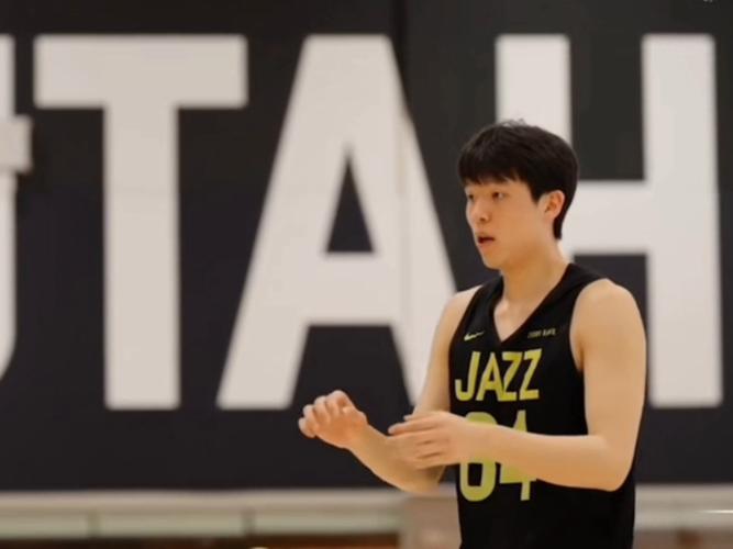 今日迎季前赛首秀!杨瀚森赛前认真接受助教斯普利特指点