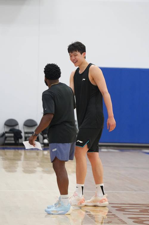 媒体人：杨瀚森打21分钟已算深受器重 他需从打防守和无球做起