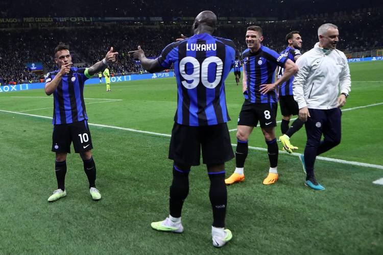 京媒：拉米罗首次带队公开训练，球队进行分组对抗两边都是四后卫