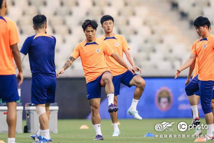 山东泰山队进行赛前踩场训练，积极备战明天与浙江的中超联赛