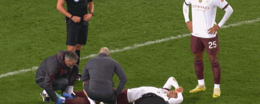 B席第22分钟禁区内抬脚过高，被主裁判出示黄牌