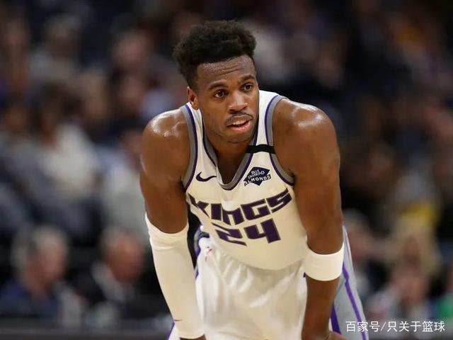 名记:文班在个人第3个赛季的飞跃是现象级 他减少三分出手很关键