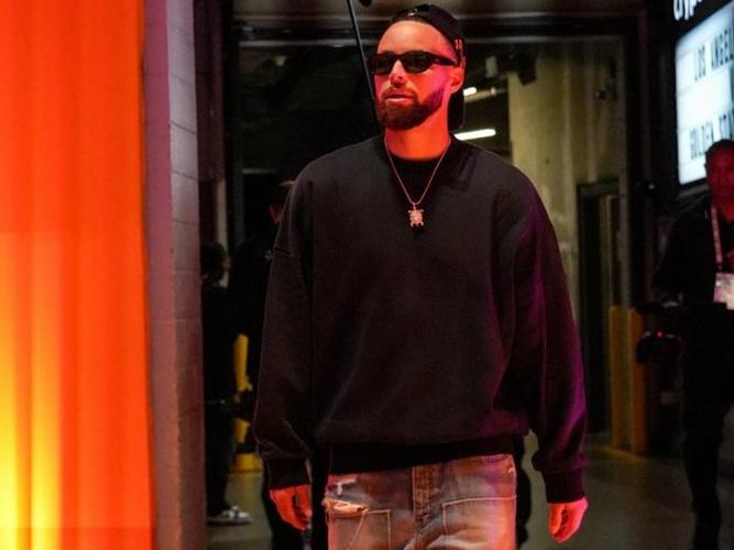 详细阅读:勇士入场穿搭:库里短宽夹克显身材 库明加亮色卫衣街头范 勇士入场穿搭:库里短宽夹克显身材 库明加亮色卫衣街头范