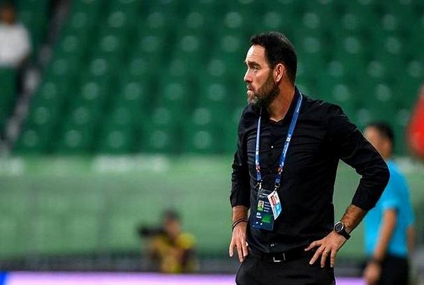 老友相见!亚泰主帅苏亚雷斯与国安队工作人员热情拥抱