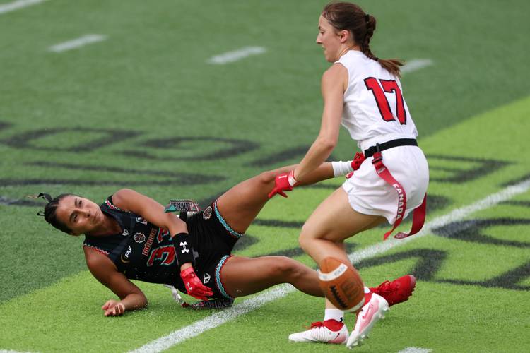 继承天赋！詹姆斯晒观看女儿橄榄球比赛片段 完成精彩达阵得分