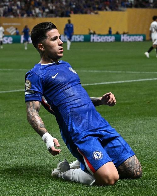 恩佐拼抢踢到帕利尼亚膝盖染黄，双方发生冲突