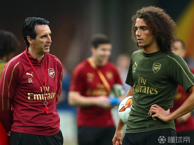 埃梅里告别阿尔巴：当初硬生生把你改造成边后卫，给你个拥抱