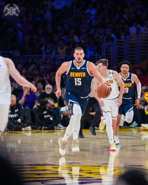 无所不能！本赛季目前仅两人能做到场均20+8+8：吉迪、约基奇