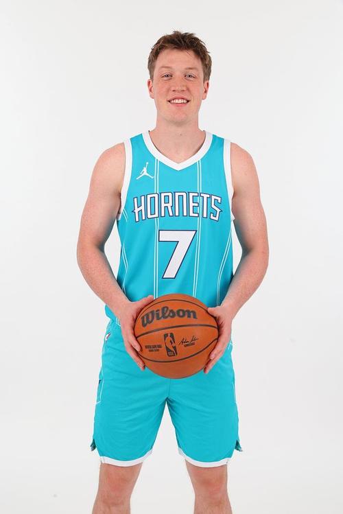 详细阅读:生涯新高!克尼佩尔17中9攻下24分6板5助1断 正负值+20 生涯新高!克尼佩尔17中9攻下24分6板5助1断 正负值+20