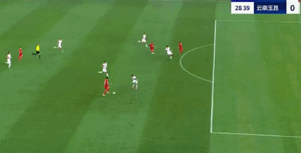 差点丢球！对方前锋比素利门前无人盯防，抢点射门打偏