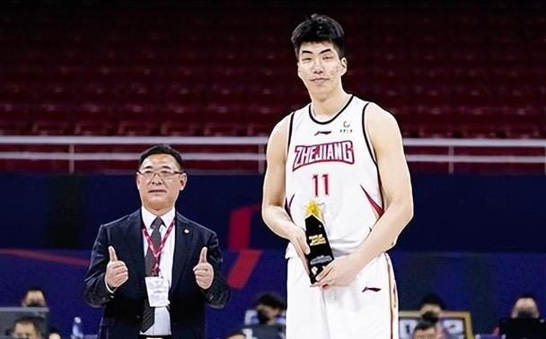 媒体人：尚看不出余嘉豪在西乙的锻炼成果 速率和在CBA时几无二样