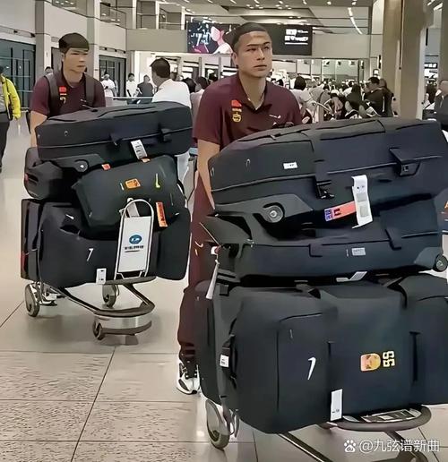 有内鬼🤕伊斯科被队友阿姆拉巴特踢伤缝了7针,所幸没伤到骨头