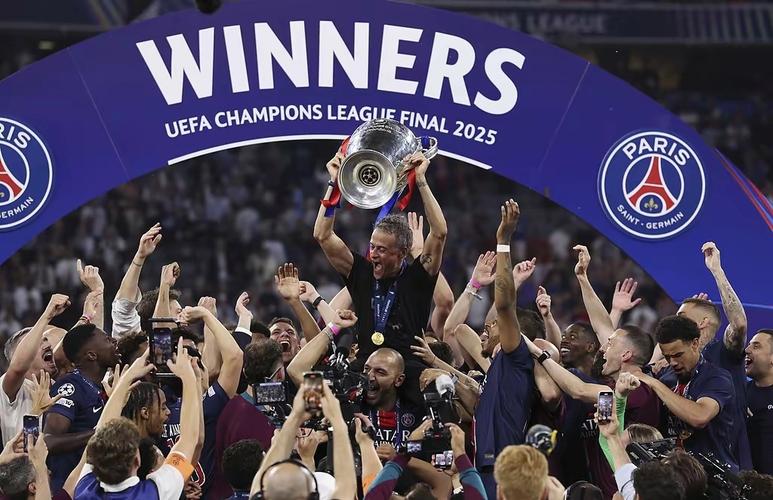 罗马7分钟领先欧联榜首中日德兰！艾纳维转身凌空斩破门