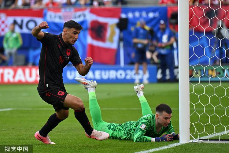 卡拉布里亚欧联攻入制胜球！挑球扣过对手+外脚背撩射一气呵成