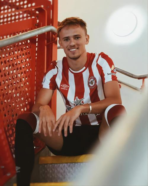 鲁尼:喜欢吃一种咖喱味泡面和薯片,英超首秀前吃了份麦香鸡套餐