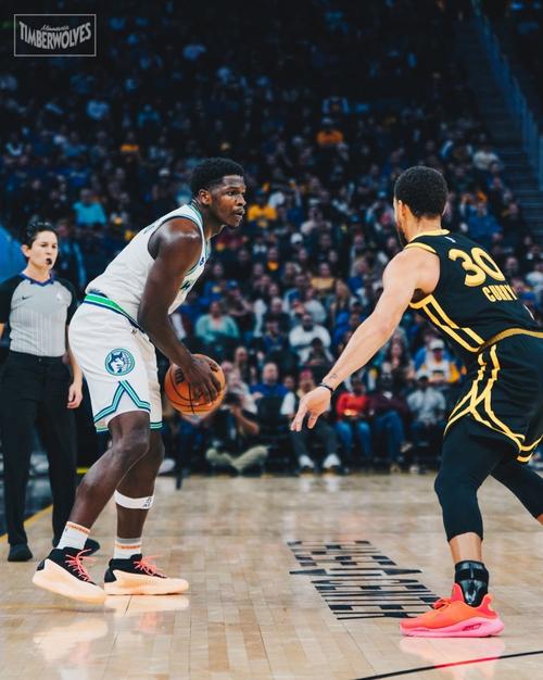 爱德华兹近4战场均轰38.5分1.8断 三分命中率46.5% 但仅1胜3负